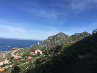 Blick aufs Meer im spanischen Teil des portugiesischen Küstenwegs